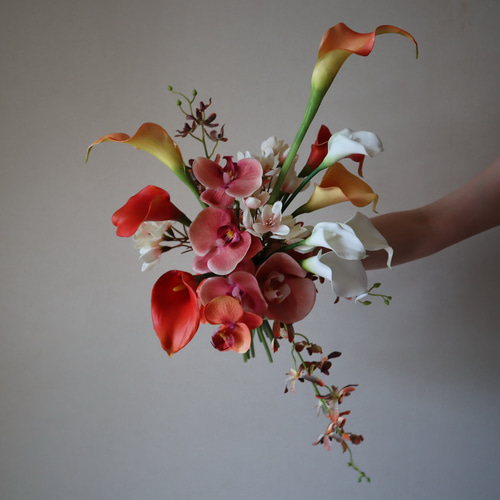 花嫁様の肌を美しく魅せるピーチオレンジのクラッチブーケ