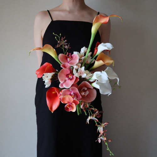 花嫁様の肌を美しく魅せるピーチオレンジのクラッチブーケ