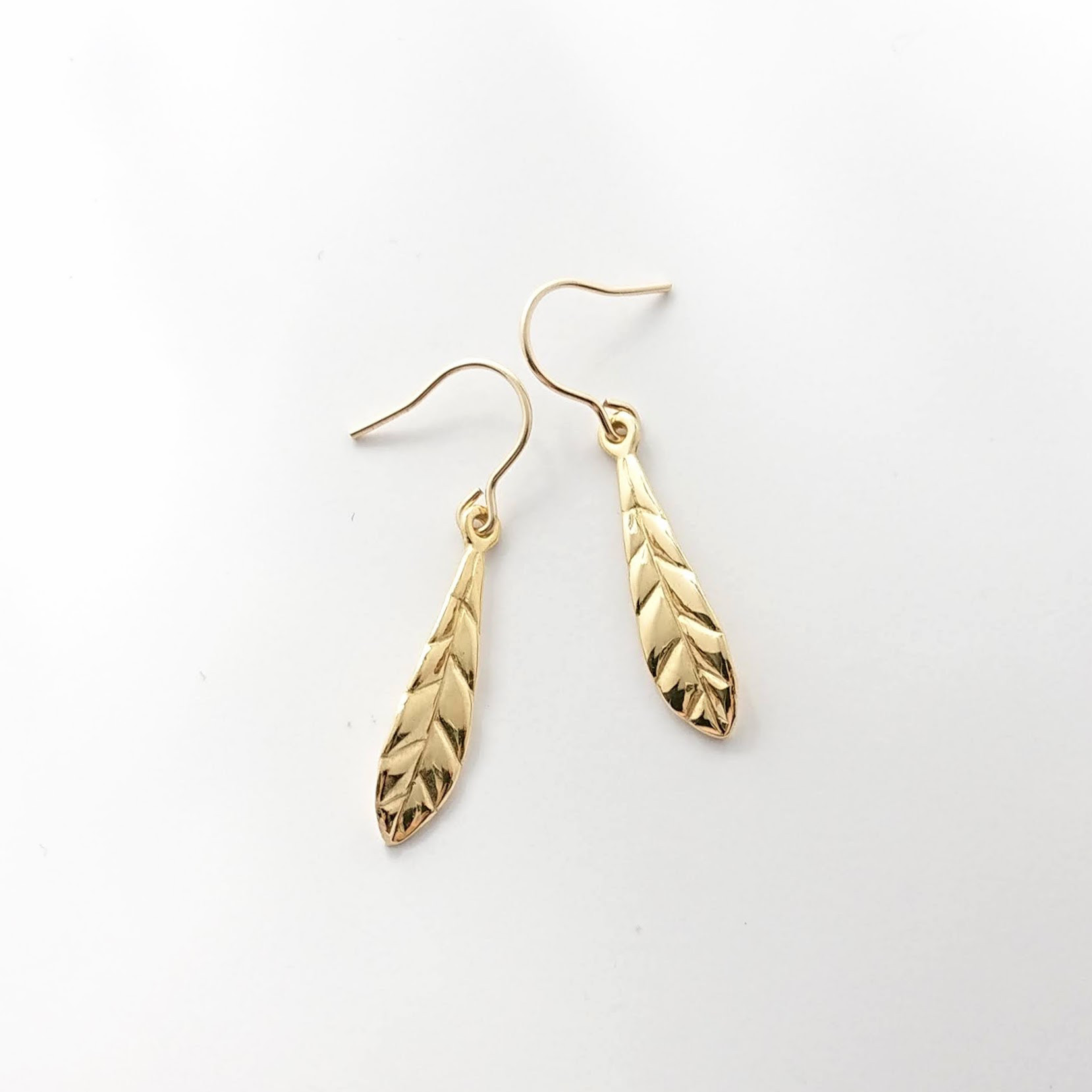 K18GP　細長いリーフのピアス