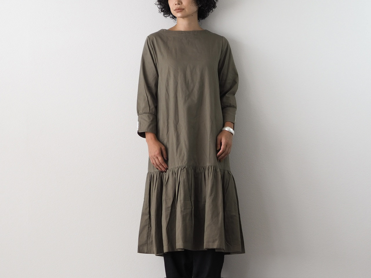 《モスグリーン》袖口、貝ボタン。ローウエストギャザーワンピース/3カラー