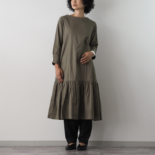 モスグリーンロング長袖ワンピース 黒ドット 水玉フリルワンピース  