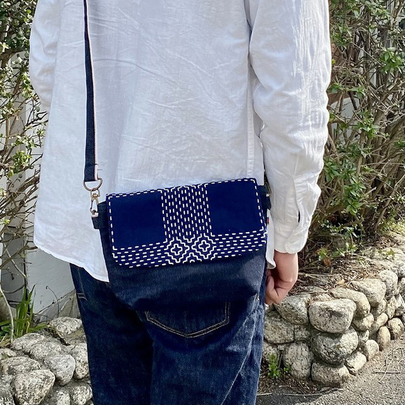 雙色 2way 迷你單肩包，採用靛藍染色刺子子和真靛藍岡山牛仔布/智慧型手機肩背製成，可用作手拿包，還有小禮物。 第3張的照片