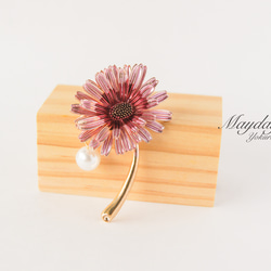 『優雅なブローチシリーズ〜一輪のコスモス(秋桜)・マーガレットのブローチ』 2枚目の画像