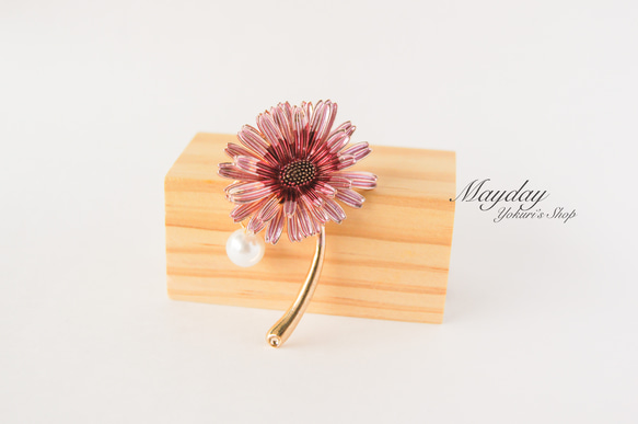 『優雅なブローチシリーズ〜一輪のコスモス(秋桜)・マーガレットのブローチ』 2枚目の画像