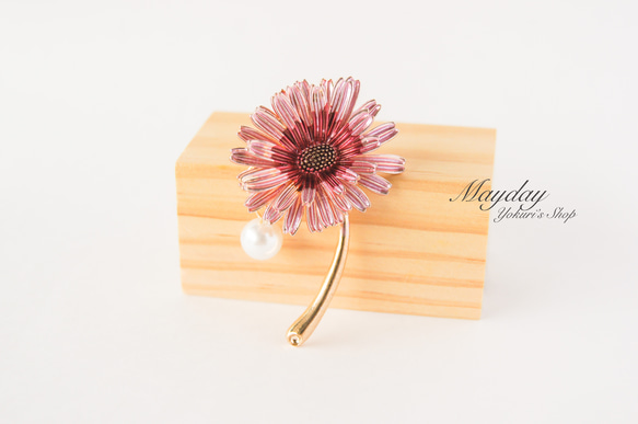 『優雅なブローチシリーズ〜一輪のコスモス(秋桜)・マーガレットのブローチ』 1枚目の画像
