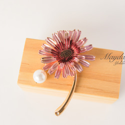『優雅なブローチシリーズ〜一輪のコスモス(秋桜)・マーガレットのブローチ』 4枚目の画像