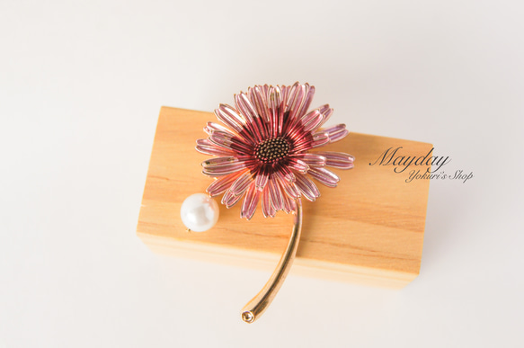 『優雅なブローチシリーズ〜一輪のコスモス(秋桜)・マーガレットのブローチ』 4枚目の画像