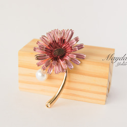 『優雅なブローチシリーズ〜一輪のコスモス(秋桜)・マーガレットのブローチ』 3枚目の画像