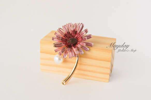 『優雅なブローチシリーズ〜一輪のコスモス(秋桜)・マーガレットのブローチ』 3枚目の画像