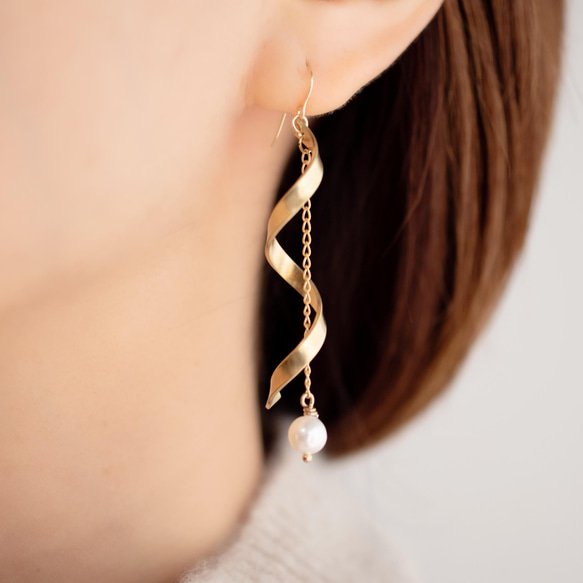 [轉載] Twist 淡水珍珠和復古黃銅零件 14kgf 耳環 第2張的照片
