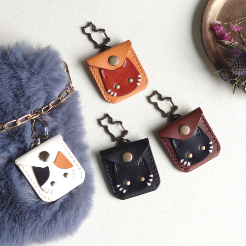 受注制作】ねこ型金具使用！ちびネコインケース◇革にゃんこ【黒猫・とら猫・三毛猫・選択】ねこコインケース 小銭入れ・コインケース  OXIO-CRAFT（オキシオクラフト） 通販｜Creema(クリーマ) 7844308