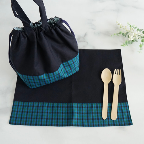 蓋つきお弁当袋】紺色・チェックマジックテープ・封筒型・フタつき・横