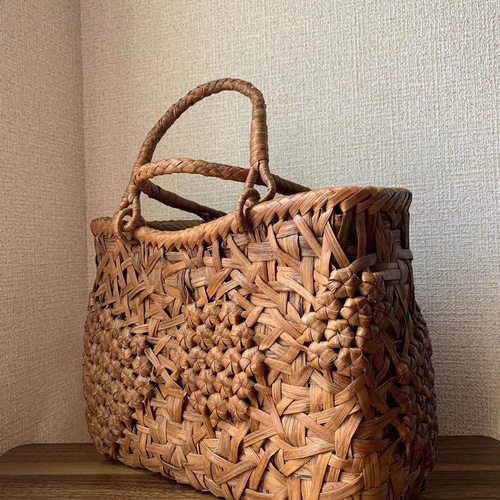 山葡萄　山葡萄かごバッグ　手作り　山葡萄籠バッグ　乱れ編み、花編み　内布あり 山葡萄 山葡萄籠バッグ 手作り 山葡萄かごバッグ 内布あり 乱れ