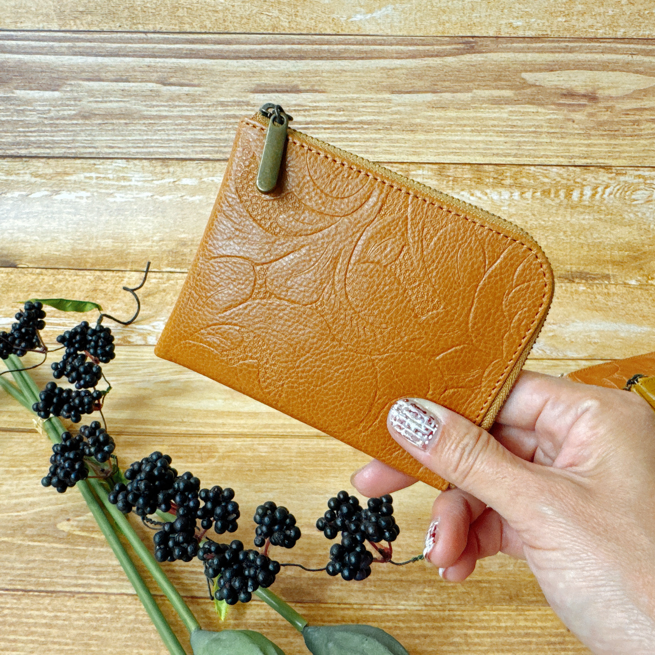 薄マチで使いやすい ハーフ財布 牛革 バラ型押し ヴィンテージ キャメル【Squeeze スクイーズ】日本製 L字財布