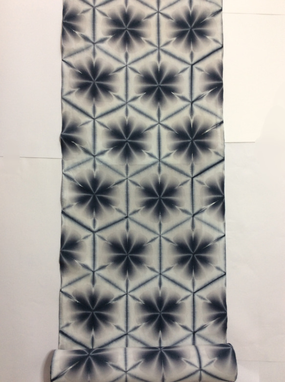 雪花絞り木綿反物 ナデシコの花  スレン染料黒  未仕立て 3枚目の画像