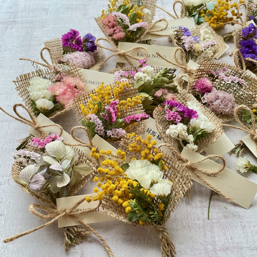 ウェディング】プチギフトなドライフラワーの花束席札＊フォント選べ