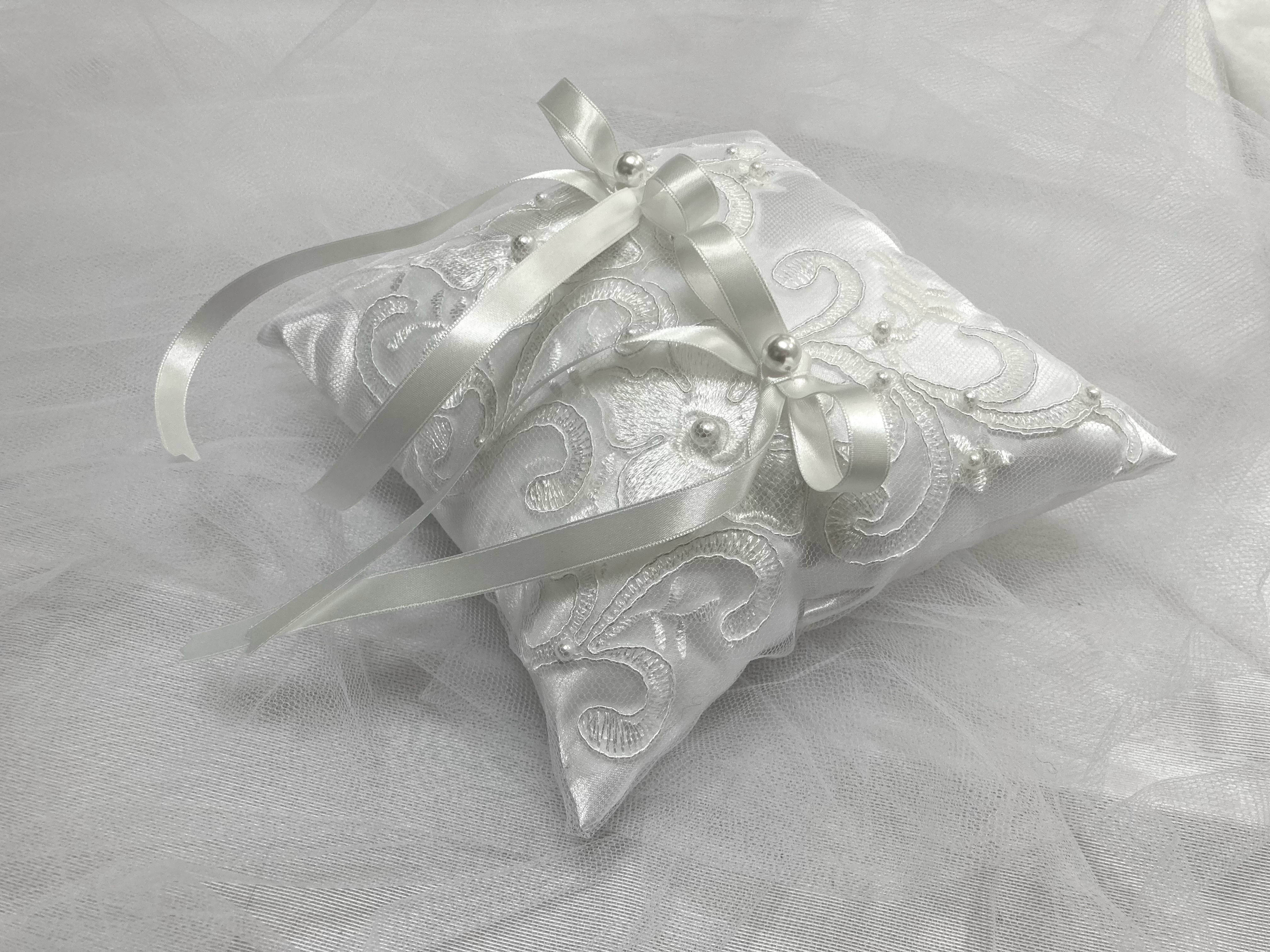 ＊特別感のある手作りキット＊ウエディングドレス用のパールのレース/チュールのリングピロー/イニシャル