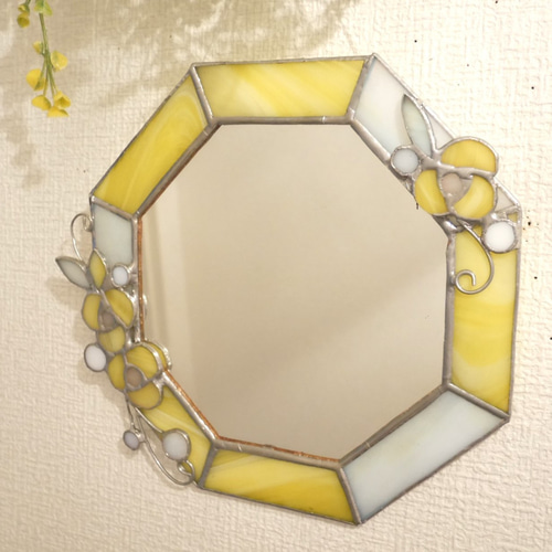 ✴︎:.。清楚な白と蘭の花のステンドグラスの八角形の鏡 　限定品♪ ︎:.。清楚な白と蘭の花のステンドグラスの八角形の鏡
