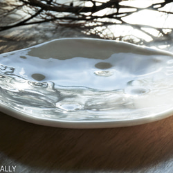 白色ガラスの器 -「 KAZEの肌 」● 23cm・光沢 1枚目の画像