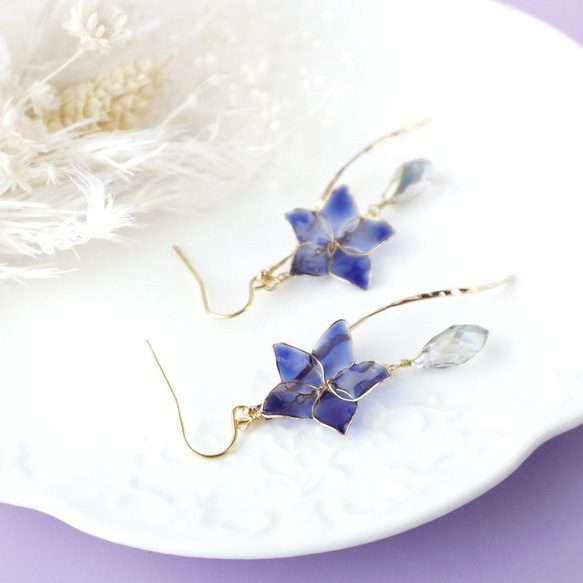 985】アクリルフラワーとワイヤーボールのピアス／イヤリング