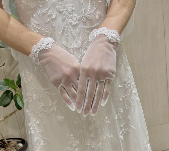 *ﾙﾘｱﾝｵﾘｼﾞﾅﾙ* フェミニン ウェディンググローブ 結婚式 ブライダル (オフホワイト・ホワイト) 1枚目の画像