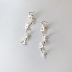 Blooming Pearl Flower 3Petal Pierced Earrings 1枚目の画像
