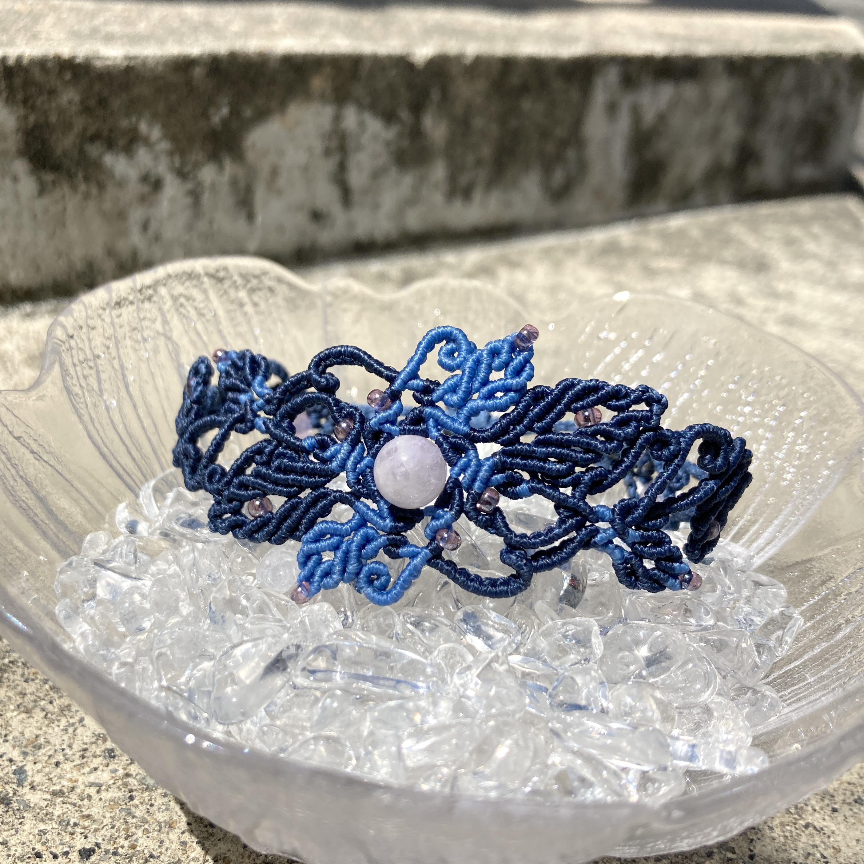 天然石のマクラメ編みブレスレット【アール・ヌーヴォー】ネイビー系・アメジスト