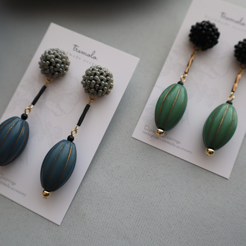 チェコビーズとヴィンテージ風パーツのピアス/イヤリング(black&green