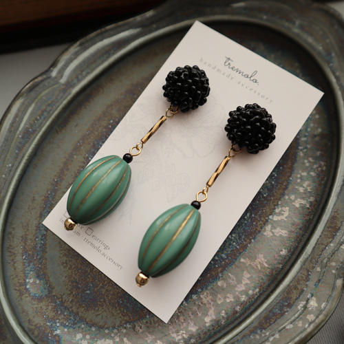 チェコビーズとヴィンテージ風パーツのピアス/イヤリング(black&green