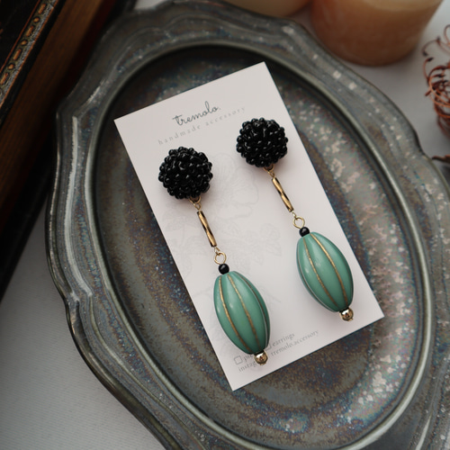チェコビーズとヴィンテージ風パーツのピアス/イヤリング(black&green