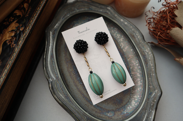 チェコビーズとヴィンテージ風パーツのピアス/イヤリング