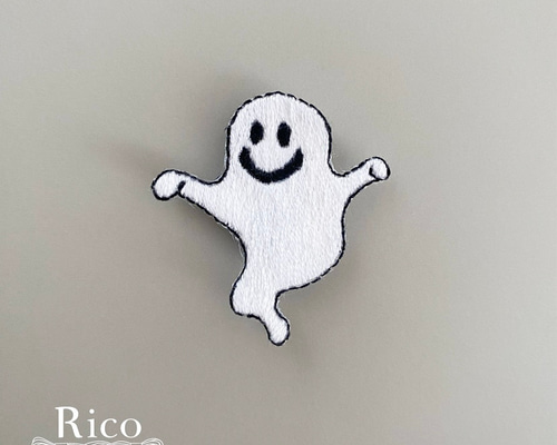 ブローチ キュートなおばけの手刺繍ブローチ ブローチ Rico accessories