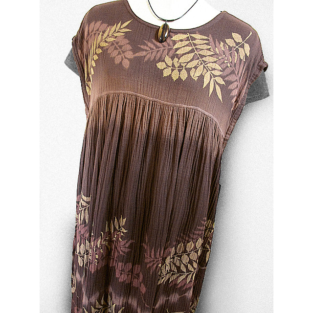 ノースリーブワンピース（ミモレ丈）（横段絞り染）（葉模様）（小豆色濃淡）