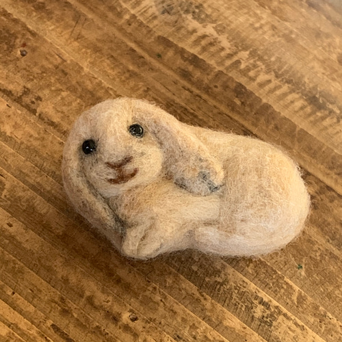 垂れ耳うさぎさんのブローチ＊ロップイヤー ブローチ 七色うさぎ