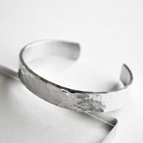 刻印バングル10㎜ 槌目 アルミニウムシルバー｜名入れ 文字入れ メンズ