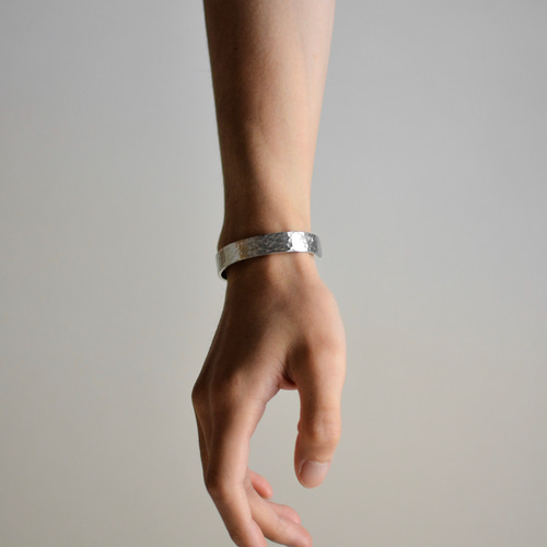 刻印バングル10㎜ 槌目 アルミニウムシルバー｜名入れ 文字入れ メンズ