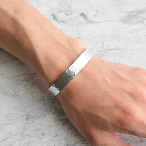 刻印バングル10㎜ 槌目 アルミニウムシルバー｜名入れ 文字入れ メンズ