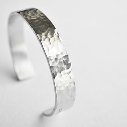 刻印バングル10㎜ 槌目 アルミニウムシルバー｜名入れ 文字入れ メンズ