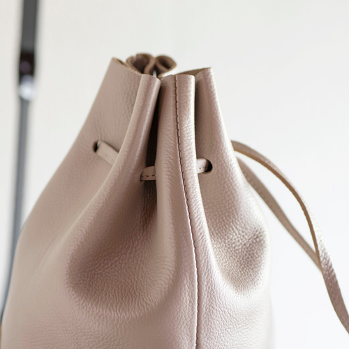 【極美品・希少カラー】Orobianco グレージュバッグ シンプルだけど、どこか特別】巾着バッグ レディース メンズ 本