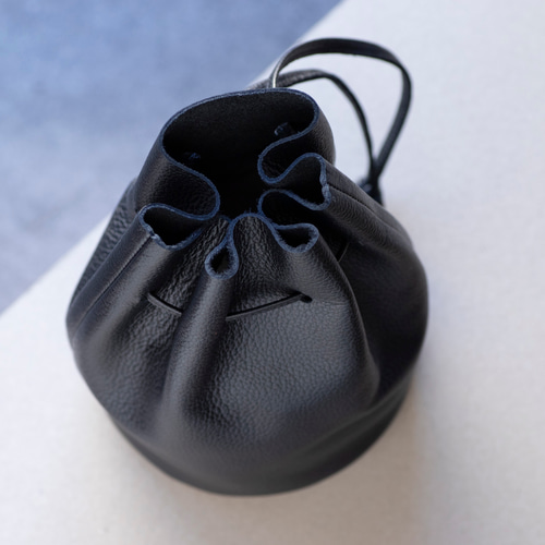 シンプルだけど、どこか特別】巾着バッグ レディース メンズ 本革