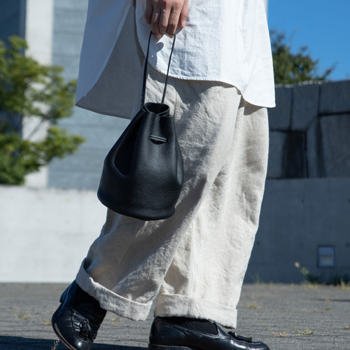 シンプルだけど、どこか特別】巾着バッグ レディース メンズ 本革 