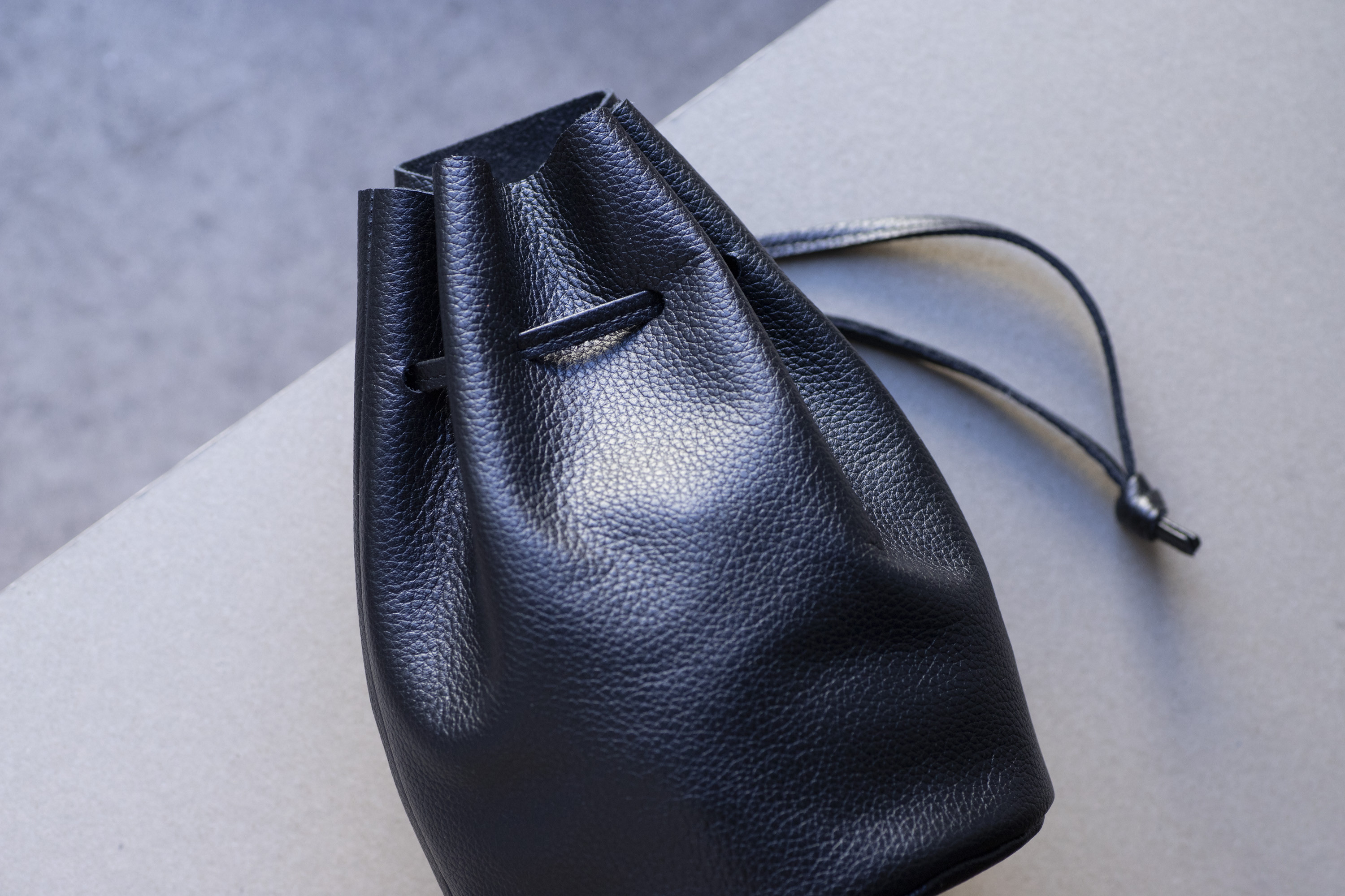 【シンプルだけど、どこか特別】巾着バッグ　レディース　メンズ　本革　手提げ　日本製　姫路レザー　ブラック ma-02ss