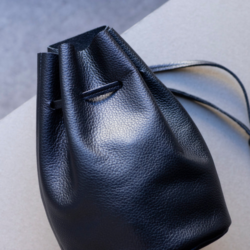 シンプルだけど、どこか特別】巾着バッグ レディース メンズ 本革