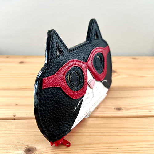 猫好きが作った本牛革メガネケース 黒白ハチワレ猫 赤色メガネ
