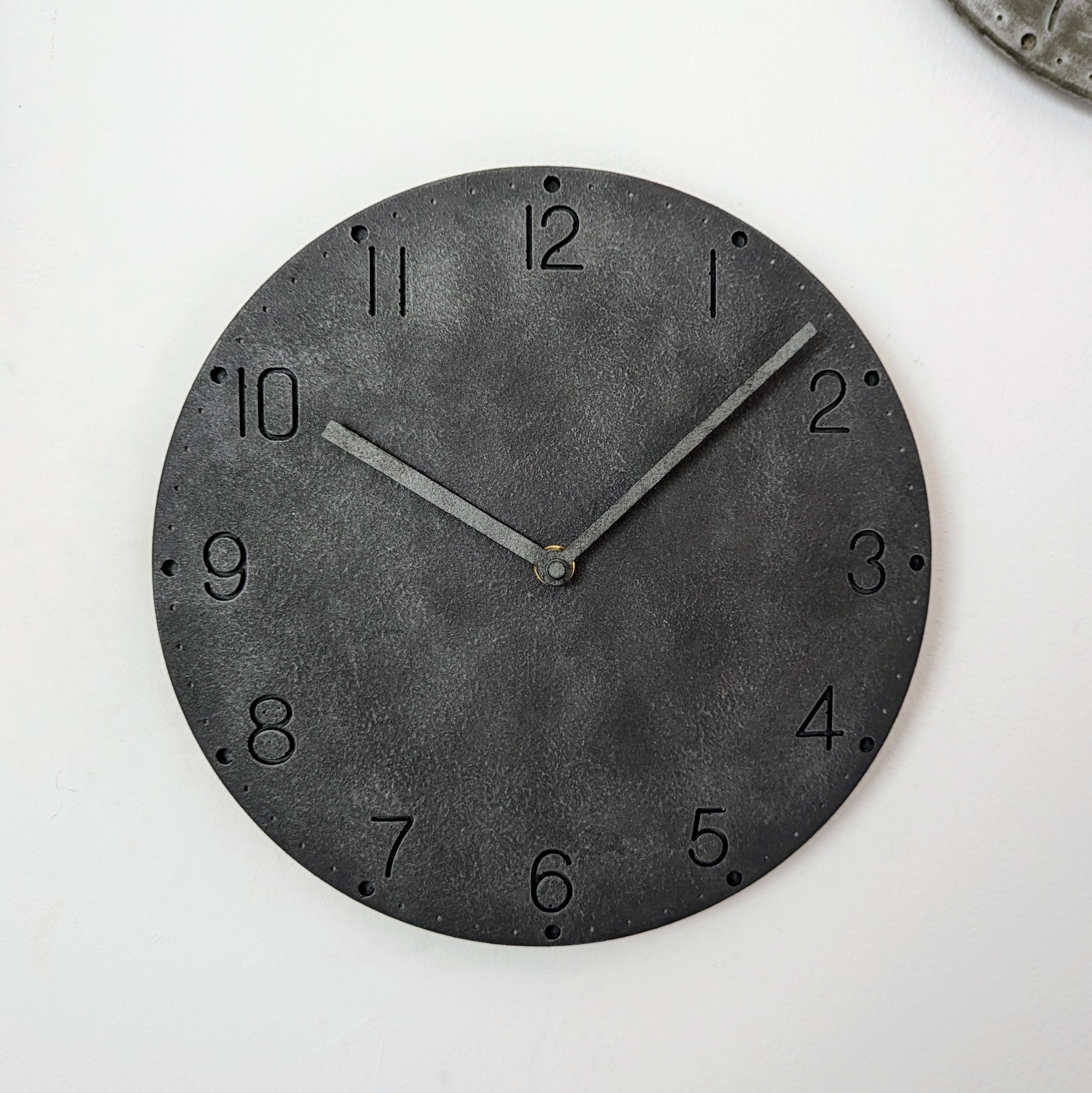 古塗装のモルタル掛け時計（チャコールグレーベース×シルバーグレー）【受注生産】