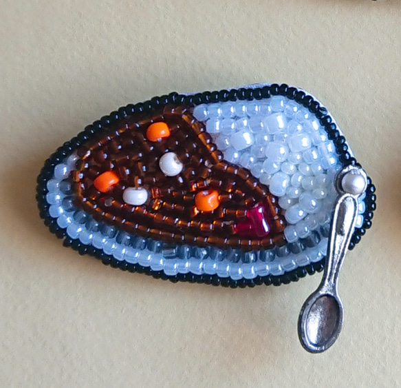 【純喫茶シリーズ】カレーライス ビーズ刺繍ブローチ 2枚目の画像