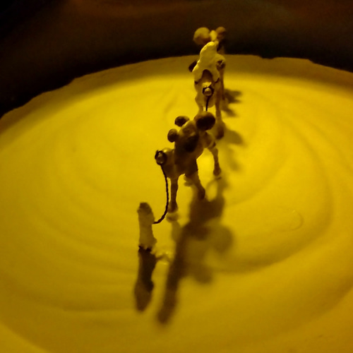 光に導かれる砂漠の旅（ラクダさんの電球テラリウム） スタンドライト