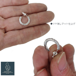 ハンドメイド繊細手彫り 唐草模様 幅1mm 径15mm フープピアス 輪っか 片耳販売 メンズピアス レディース 男女 7枚目の画像