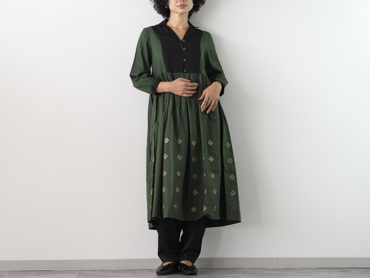木版プリント/開襟、たっぷりウエストギャザーのワンピース