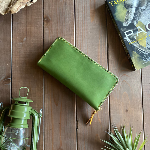 手縫いの抹茶色とキャメル色のラウンドウォレット 長財布 HAKODATE